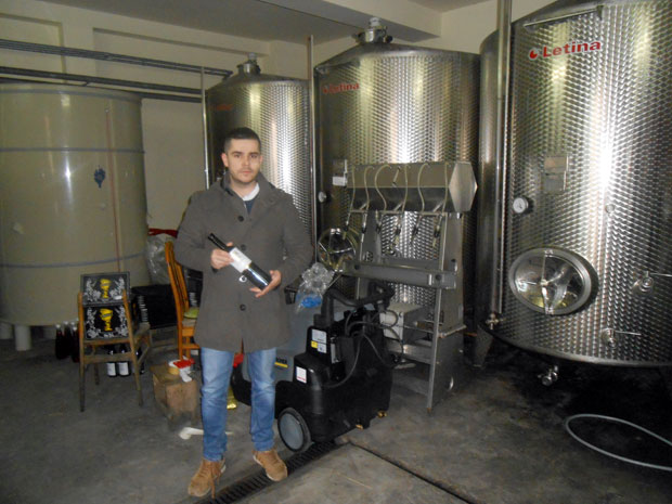 ПОВРАТАК У РОДНО СЕЛО: Млади винар производи светска вина